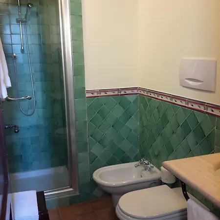 Le Vignole 3* אסיסי